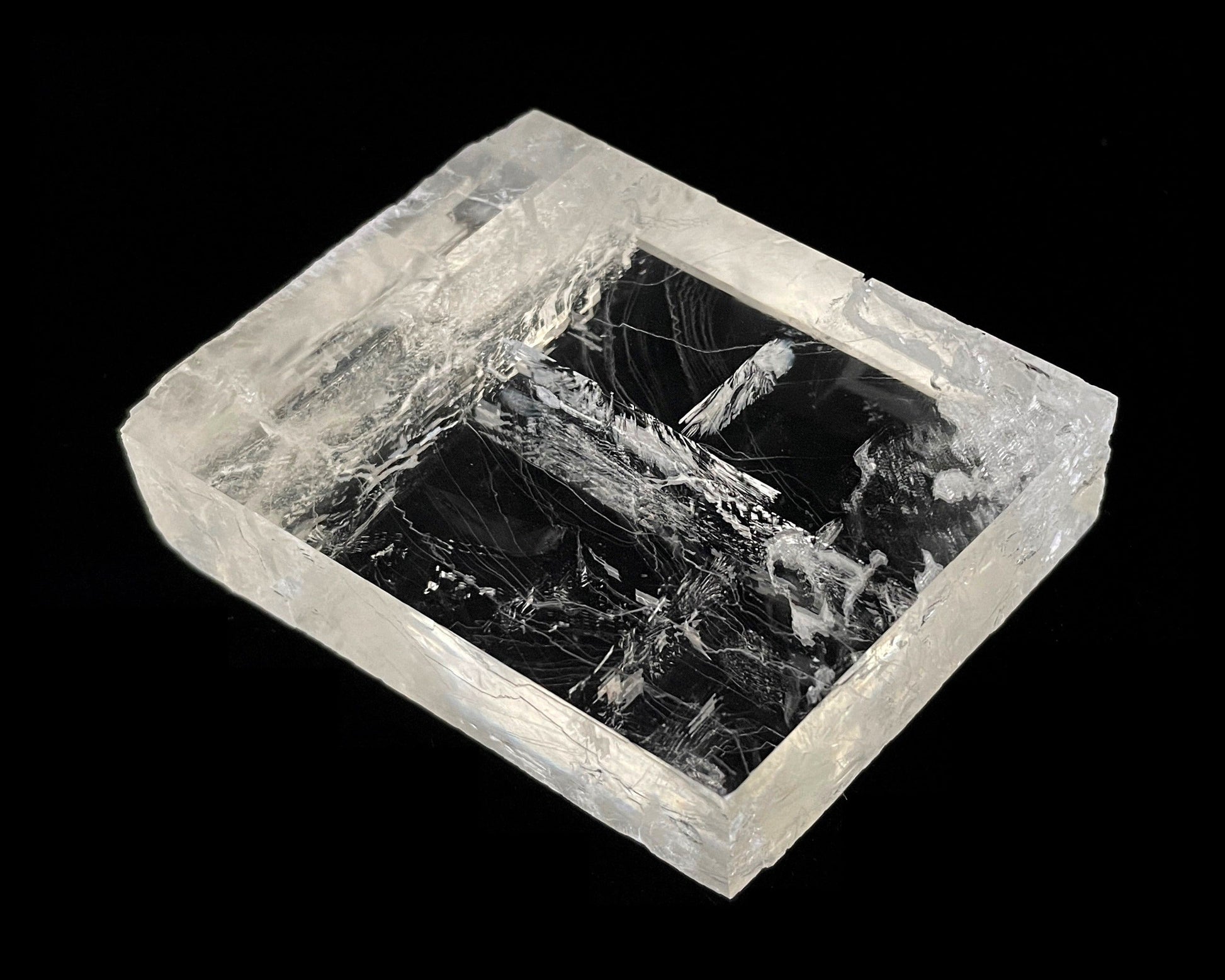 optischer Calcit mit Doppelbrechung auf schwarzem Hintergrund