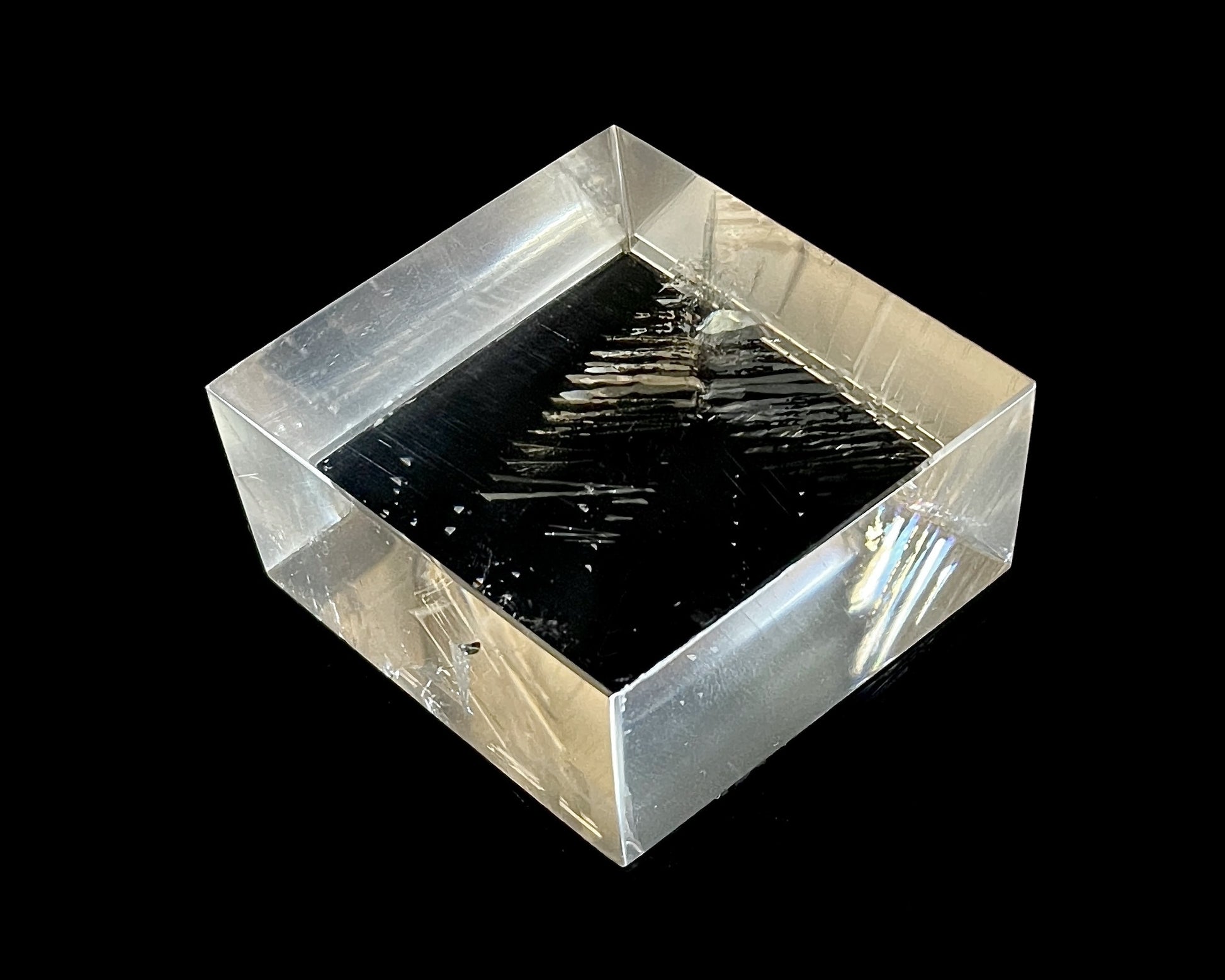 Ansicht von oben: Einzelner polierter Calcit-Kristall (Doppelspat) mit sichtbarer doppelter Schrift