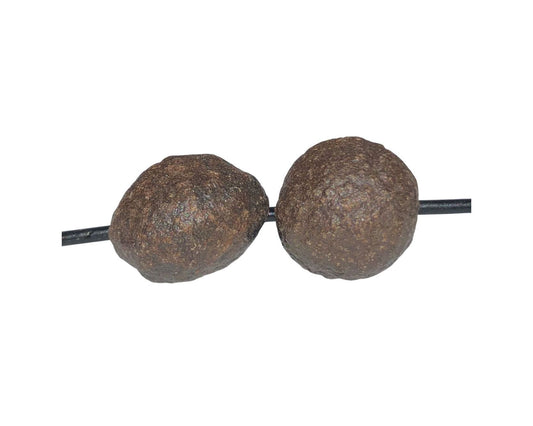 Moqui Marbles mit Band paarweise nebeneinander auf weißem Hintergrund