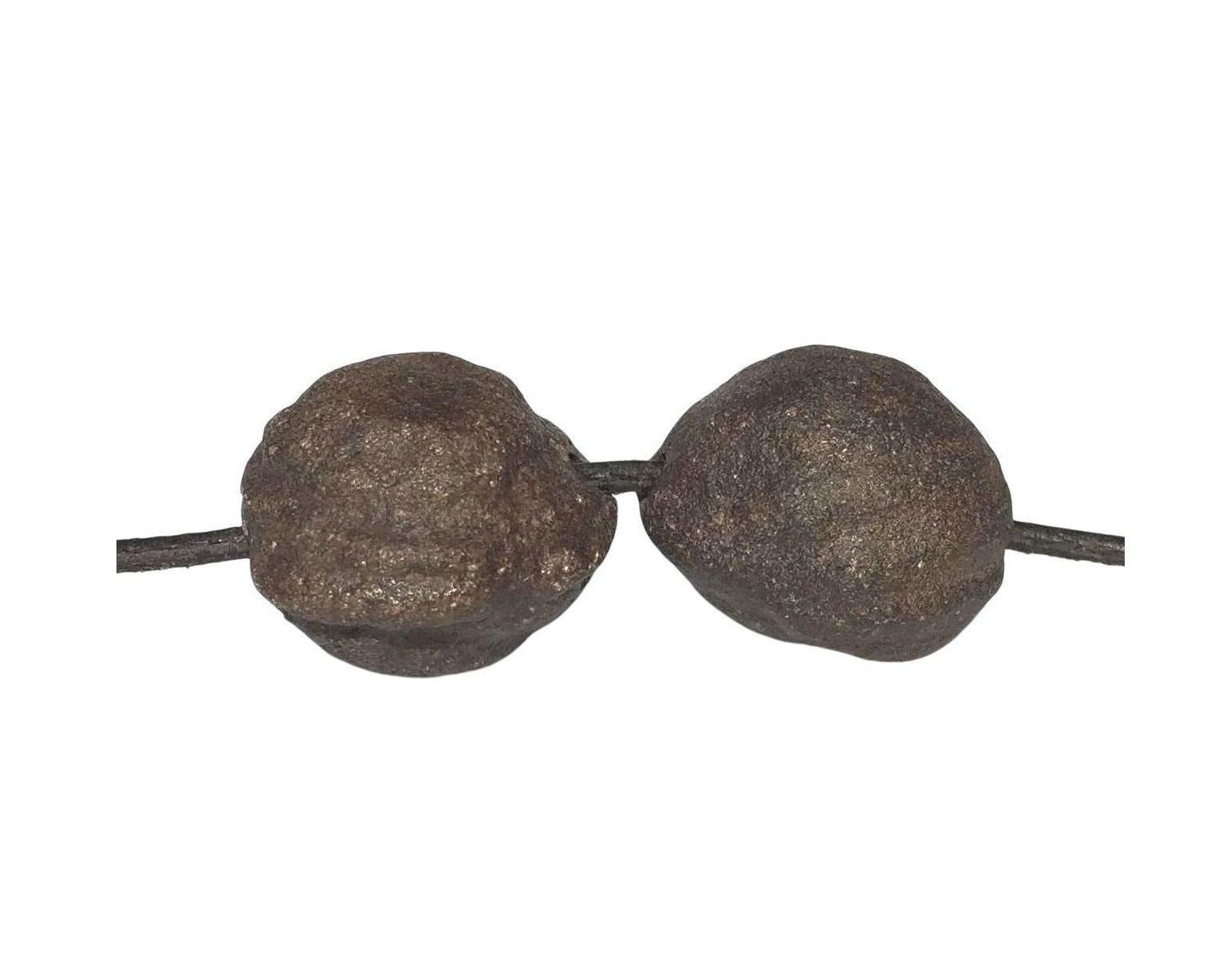 Moqui Marbles mit Band paarweise nebeneinander auf weißem Hintergrund