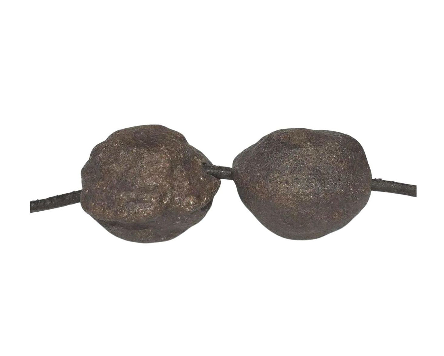 Moqui Marbles mit Band paarweise nebeneinander auf weißem Hintergrund