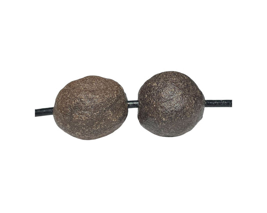 Moqui Marbles mit Band paarweise nebeneinander auf weißem Hintergrund