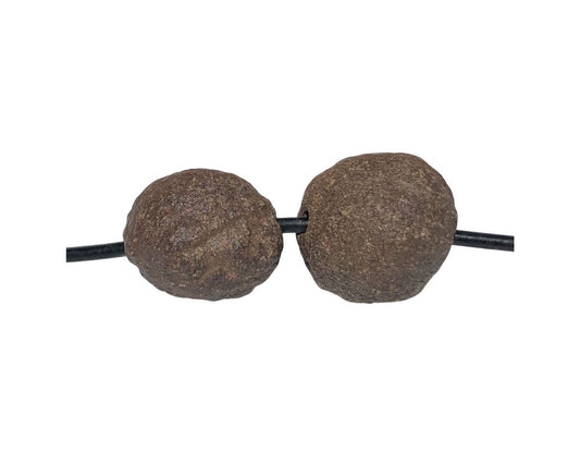 Moqui Marbles mit Band paarweise nebeneinander auf weißem Hintergrund
