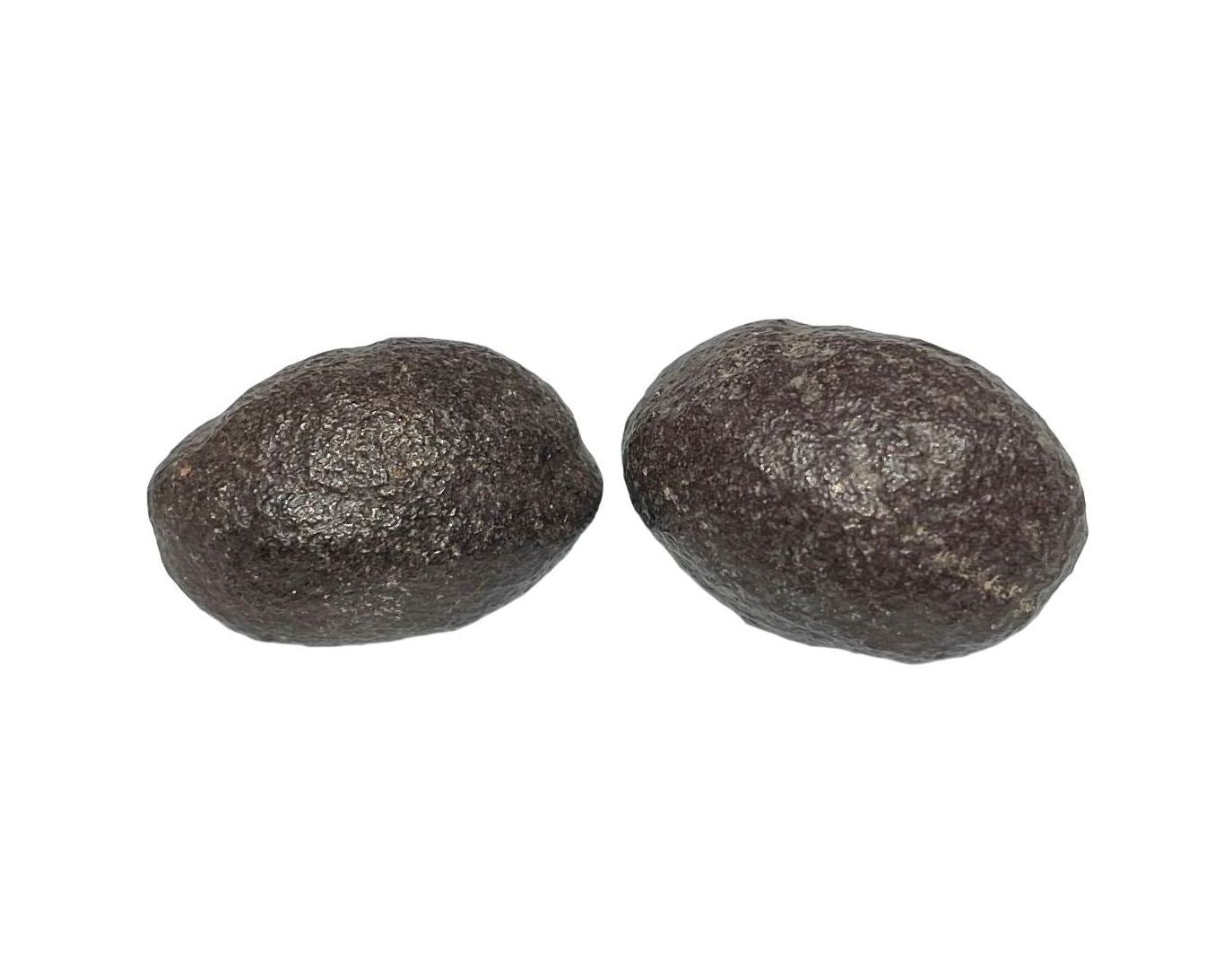 Zwei Moqui Marbles Unikate nebeneinander