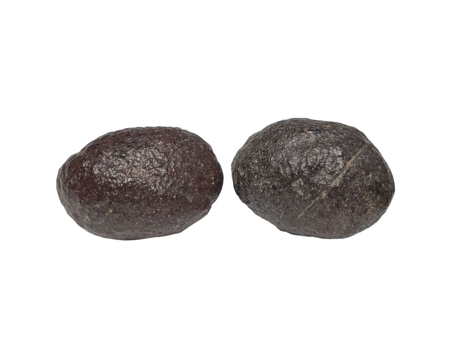 Moqui Marbles paarweise nebeneinander auf weißem Hintergrund