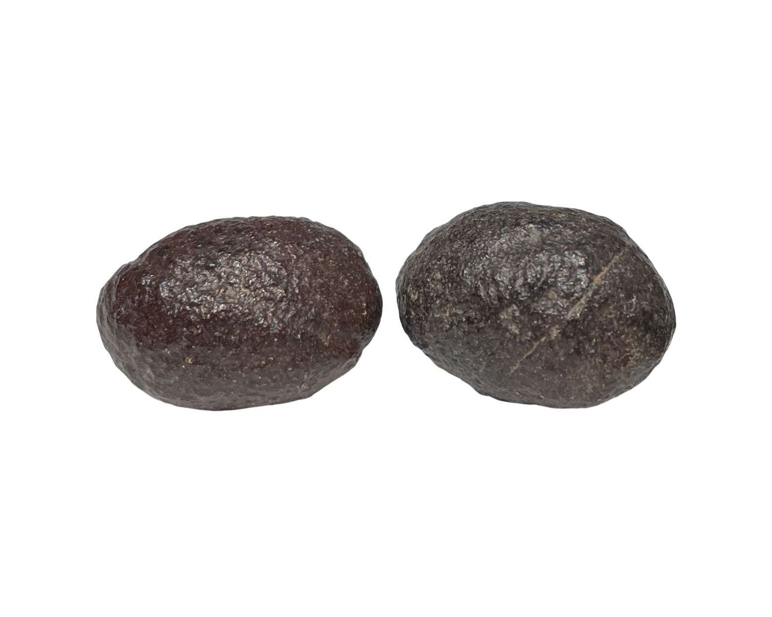 Moqui Marbles paarweise nebeneinander auf weißem Hintergrund