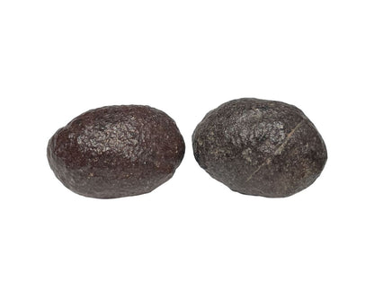 Moqui Marbles paarweise nebeneinander auf weißem Hintergrund