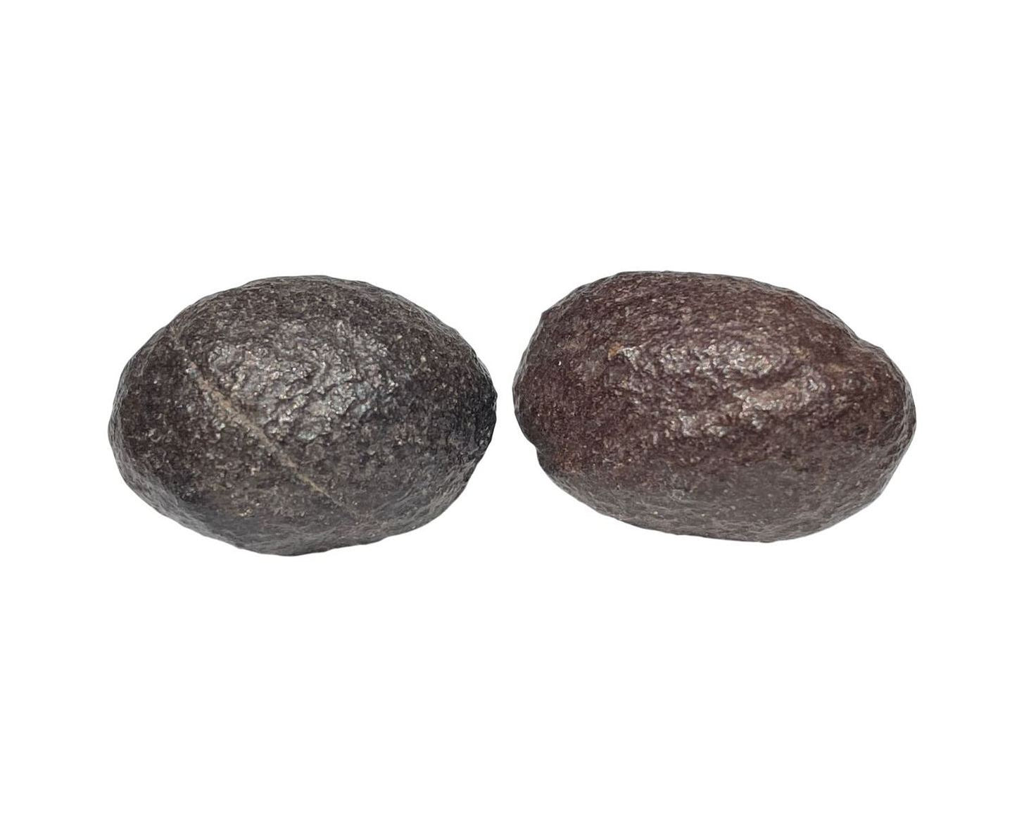 Moqui Marbles in verschiedenen Formen auf weißem Hintergrund