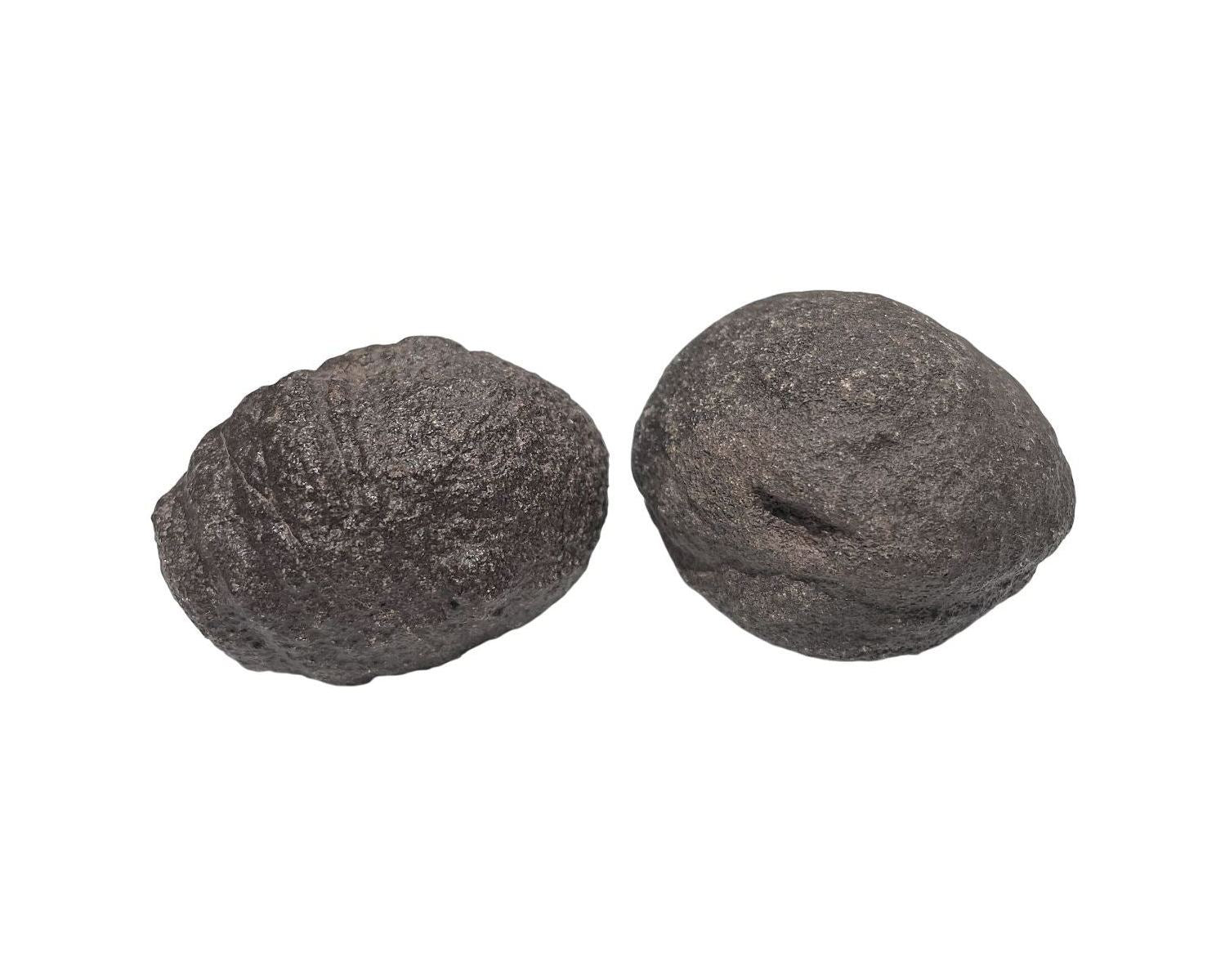 Moqui Marbles paarweise nebeneinander auf weißem Hintergrund