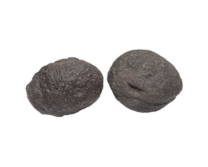 Moqui Marbles paarweise nebeneinander auf weißem Hintergrund