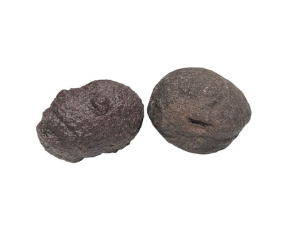 Moqui Marbles in verschiedenen Formen auf weißem Hintergrund