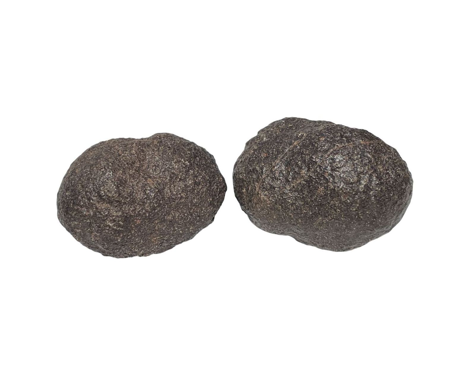 Moqui Marbles in verschiedenen Formen auf weißem Hintergrund