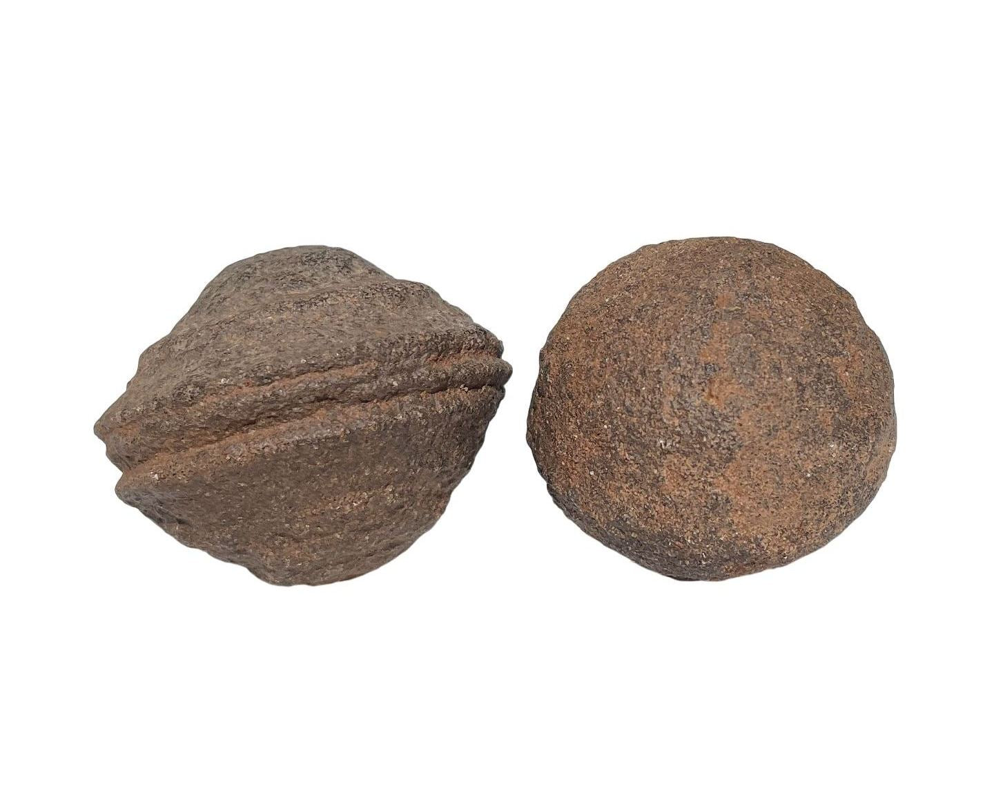 Zwei Moqui Marbles Unikate nebeneinander