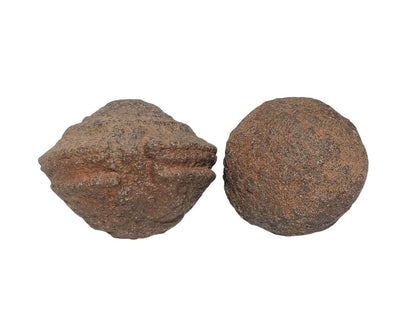 Moqui Marbles in verschiedenen Formen auf weißem Hintergrund