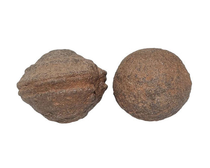 Moqui Marbles in verschiedenen Formen auf weißem Hintergrund