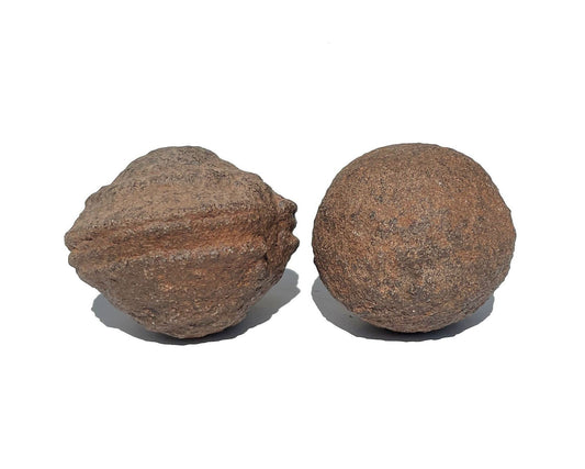 Moqui Marbles in verschiedenen Formen auf weißem Hintergrund