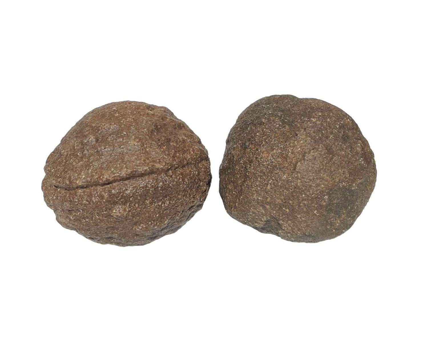 Moqui Marbles paarweise nebeneinander auf weißem Hintergrund