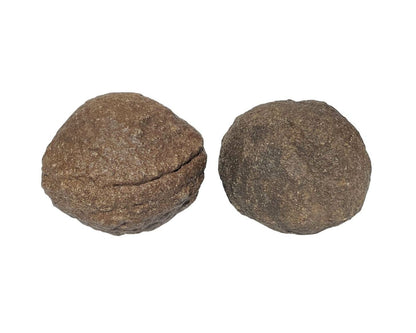 Moqui Marbles in verschiedenen Formen auf weißem Hintergrund