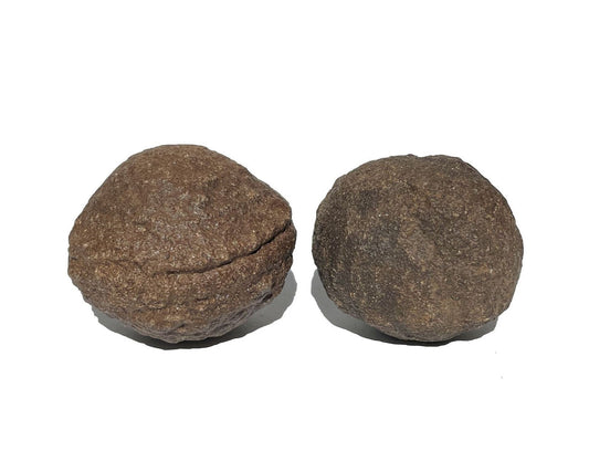 Moqui Marbles in verschiedenen Formen auf weißem Hintergrund