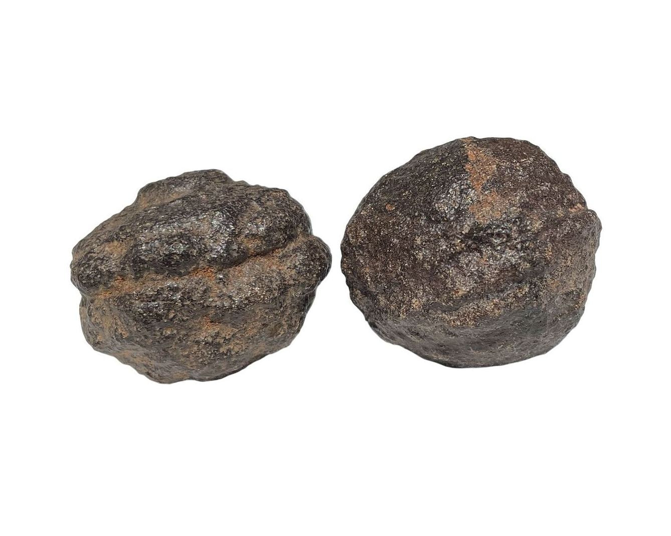 Moqui Marbles in verschiedenen Formen auf weißem Hintergrund