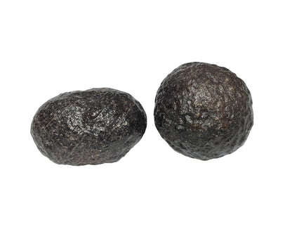 Moqui Marbles paarweise nebeneinander auf weißem Hintergrund