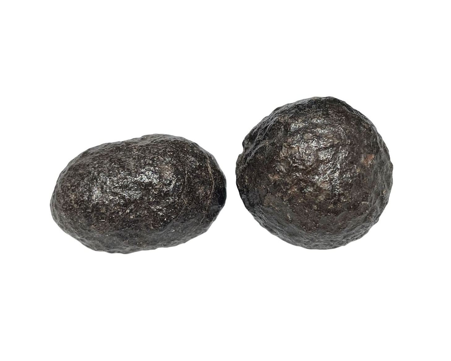 Moqui Marbles paarweise nebeneinander auf weißem Hintergrund