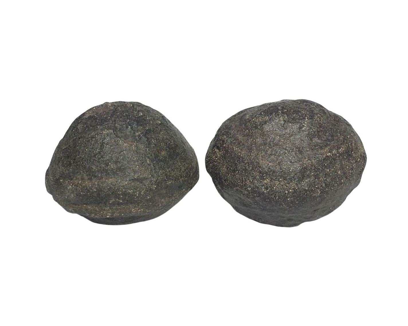 Zwei Moqui Marbles Unikate nebeneinander