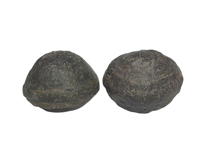 Zwei Moqui Marbles Unikate nebeneinander