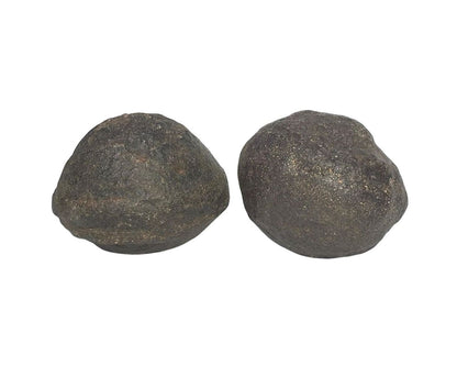 Moqui Marbles paarweise nebeneinander auf weißem Hintergrund