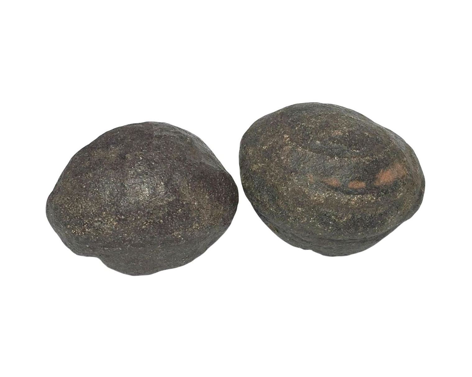 Moqui Marbles in verschiedenen Formen auf weißem Hintergrund