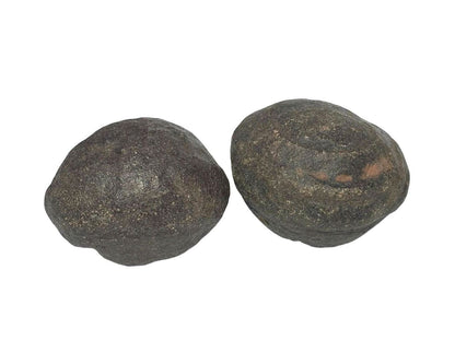 Moqui Marbles in verschiedenen Formen auf weißem Hintergrund