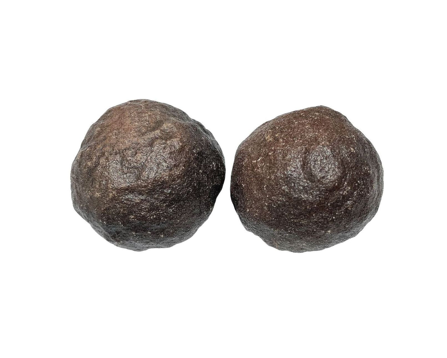 Moqui Marbles paarweise nebeneinander auf weißem Hintergrund