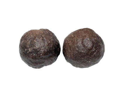 Moqui Marbles in verschiedenen Formen auf weißem Hintergrund