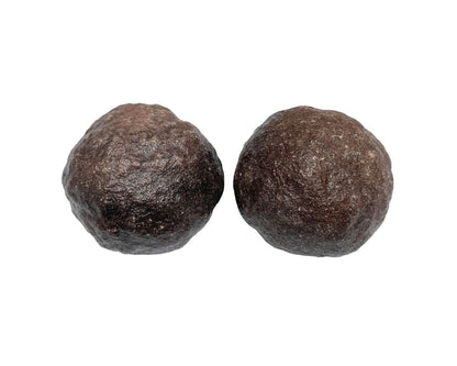 Moqui Marbles in verschiedenen Formen auf weißem Hintergrund