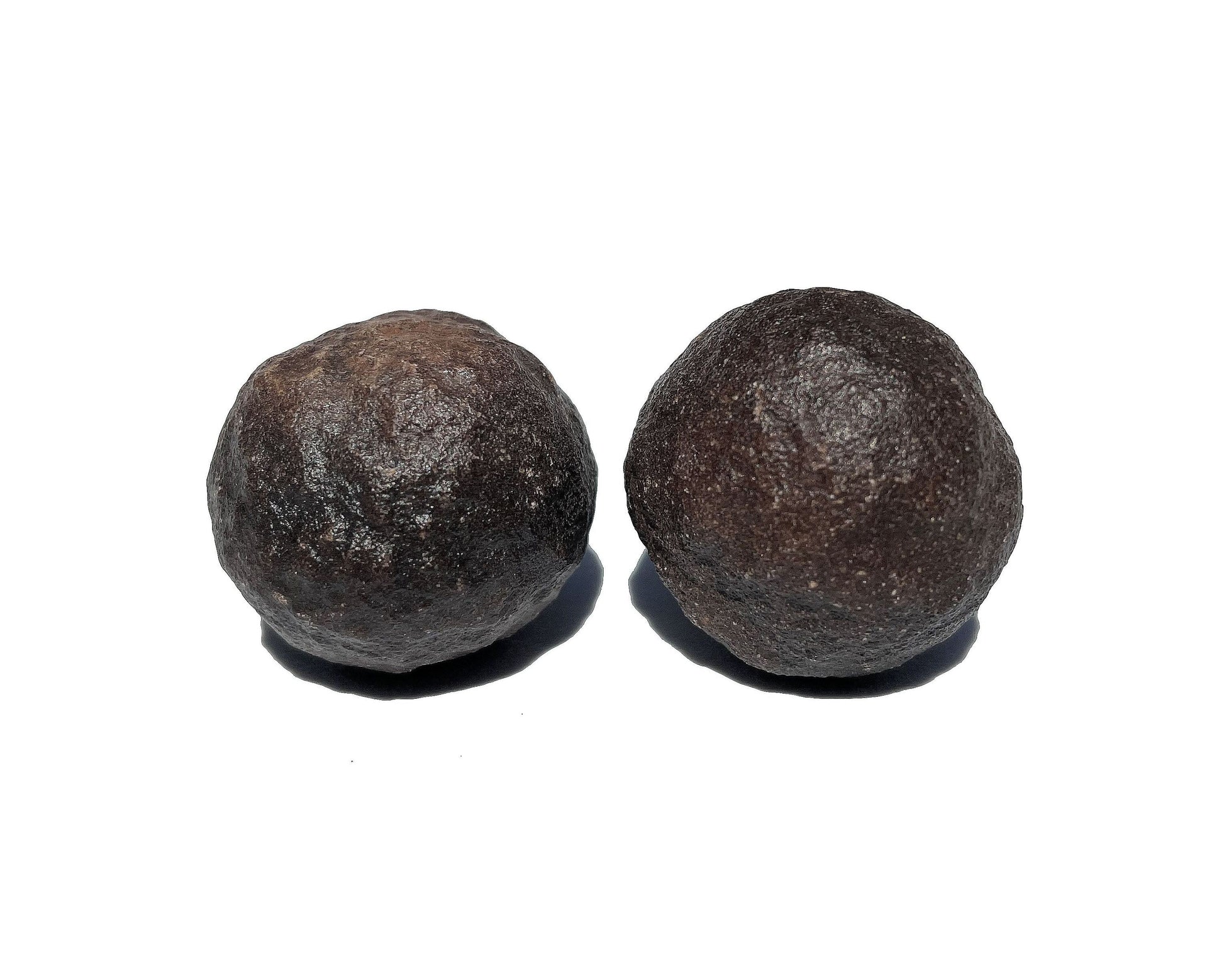 Zwei Moqui Marbles Unikate nebeneinander auf weißem Hintergrund
