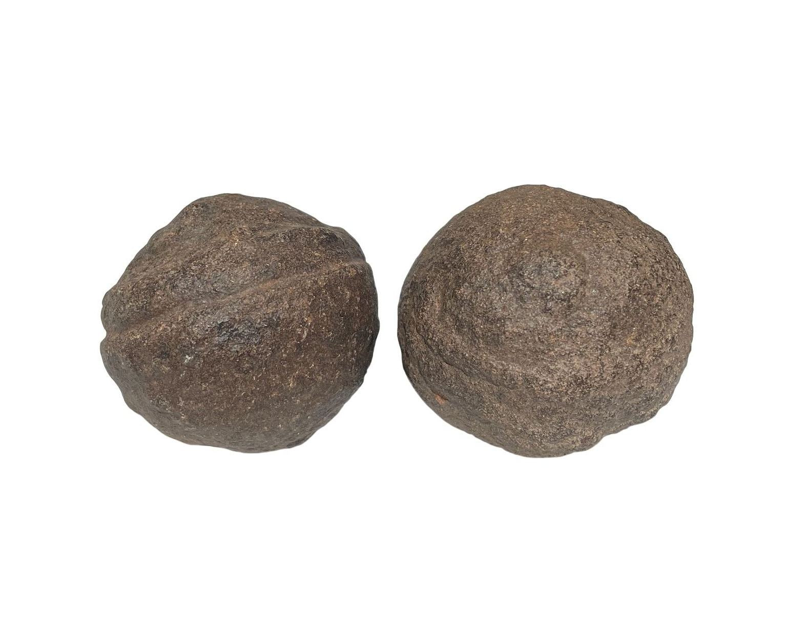 Moqui Marbles paarweise nebeneinander auf weißem Hintergrund