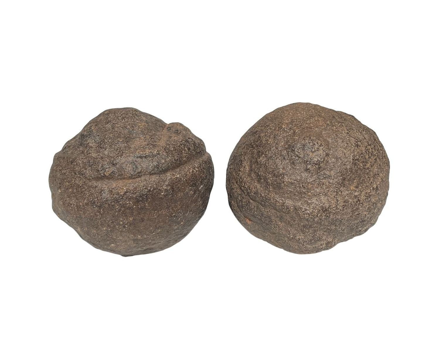 Moqui Marbles in verschiedenen Formen auf weißem Hintergrund