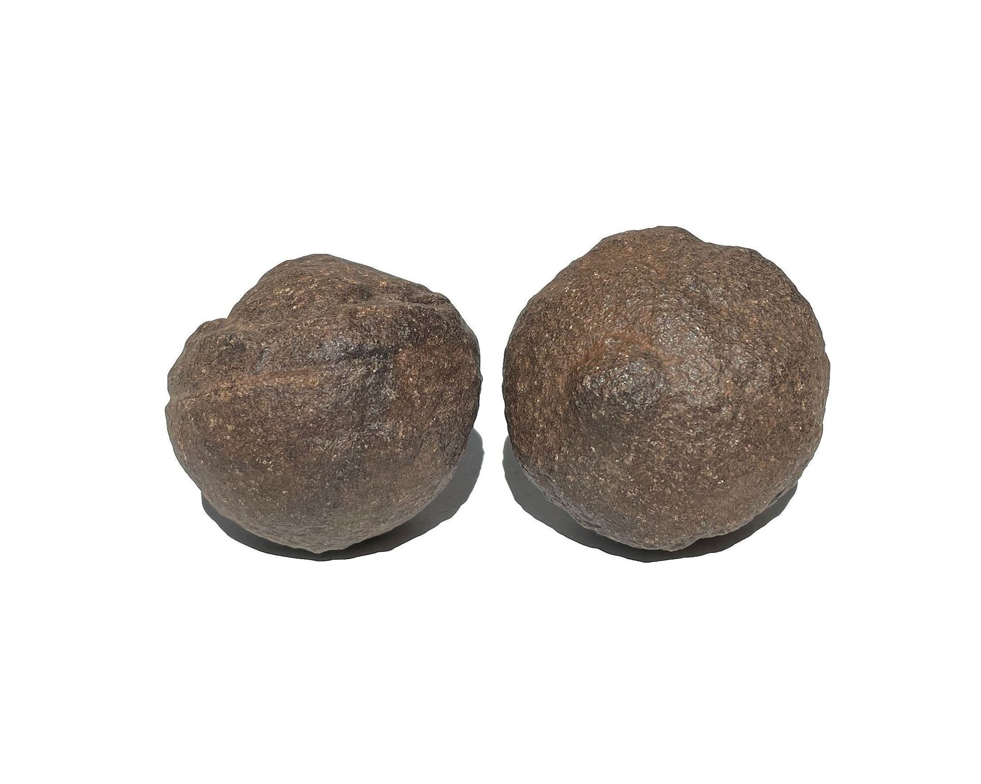 Zwei Moqui Marbles Unikate nebeneinander auf weißem Hintergrund