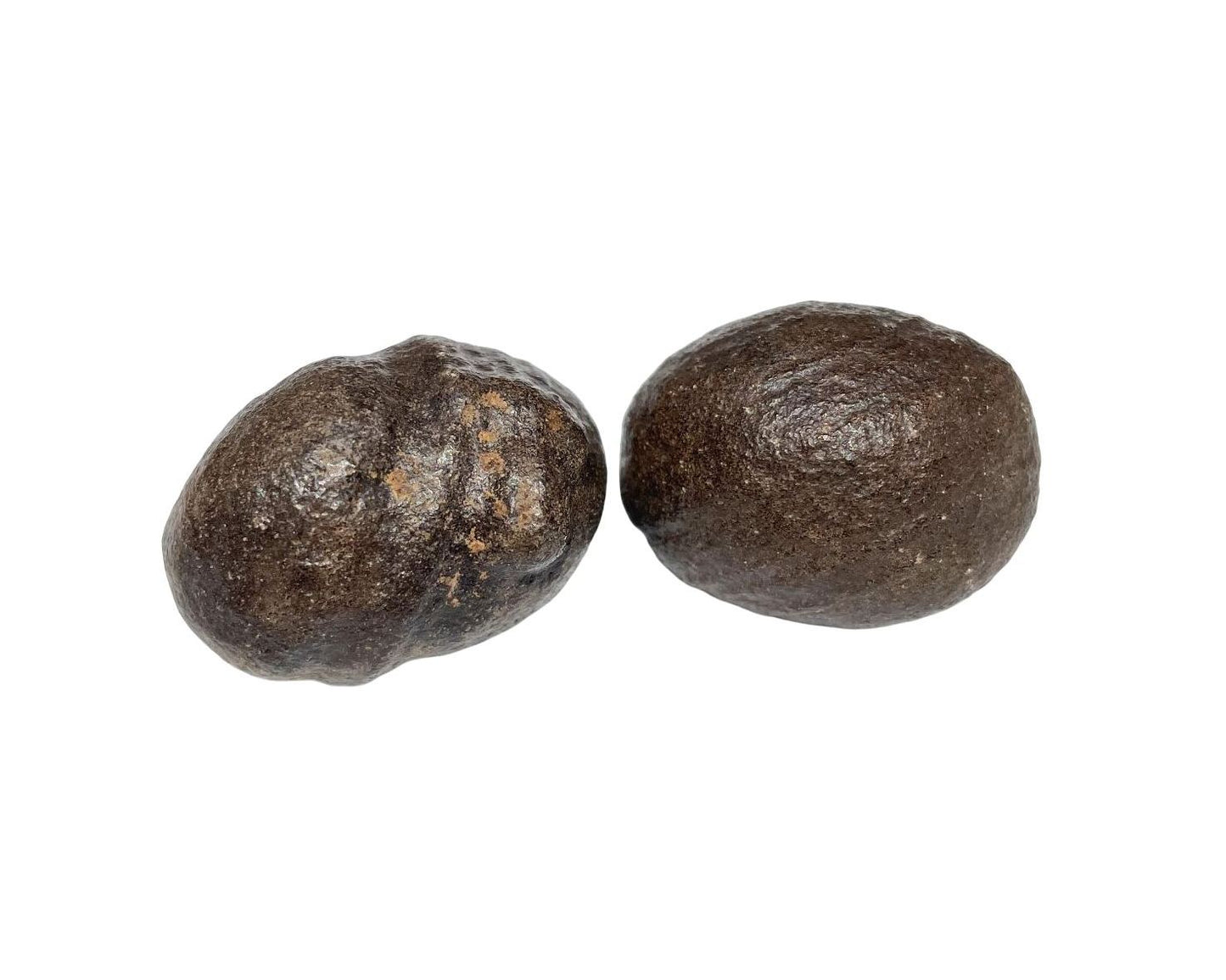 Moqui Marbles paarweise nebeneinander auf weißem Hintergrund