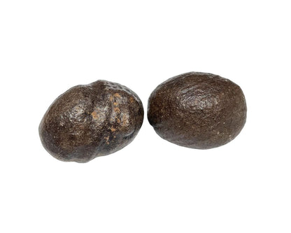 Moqui Marbles paarweise nebeneinander auf weißem Hintergrund