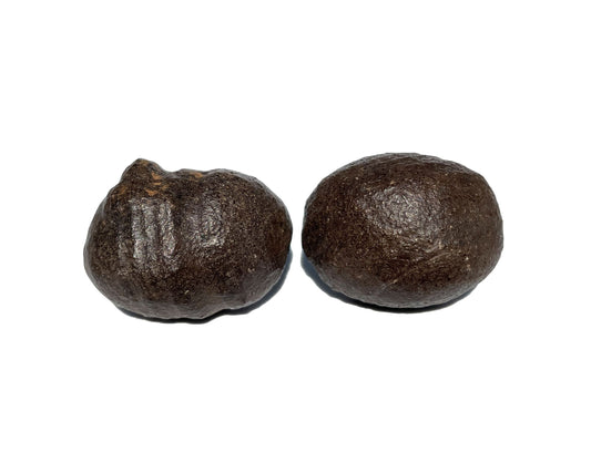 Moqui Marbles paarweise nebeneinander auf weißem Hintergrund