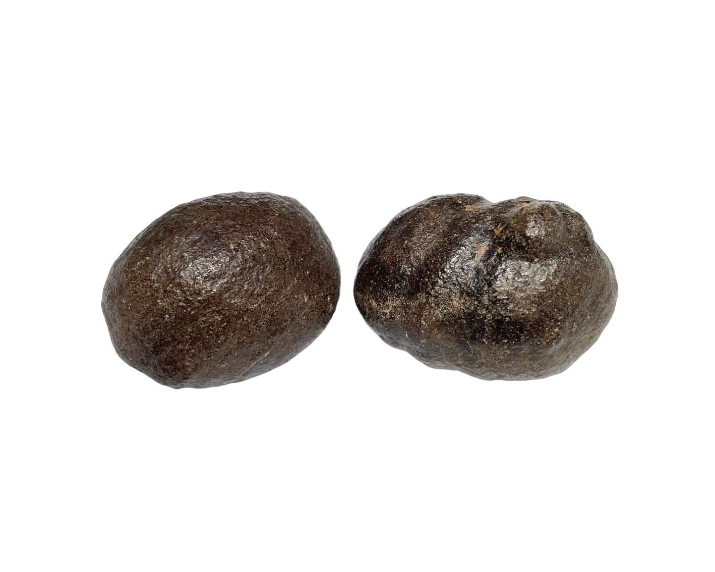 Moqui Marbles in verschiedenen Formen auf weißem Hintergrund