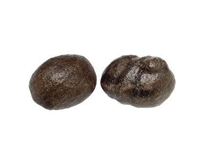 Moqui Marbles in verschiedenen Formen auf weißem Hintergrund