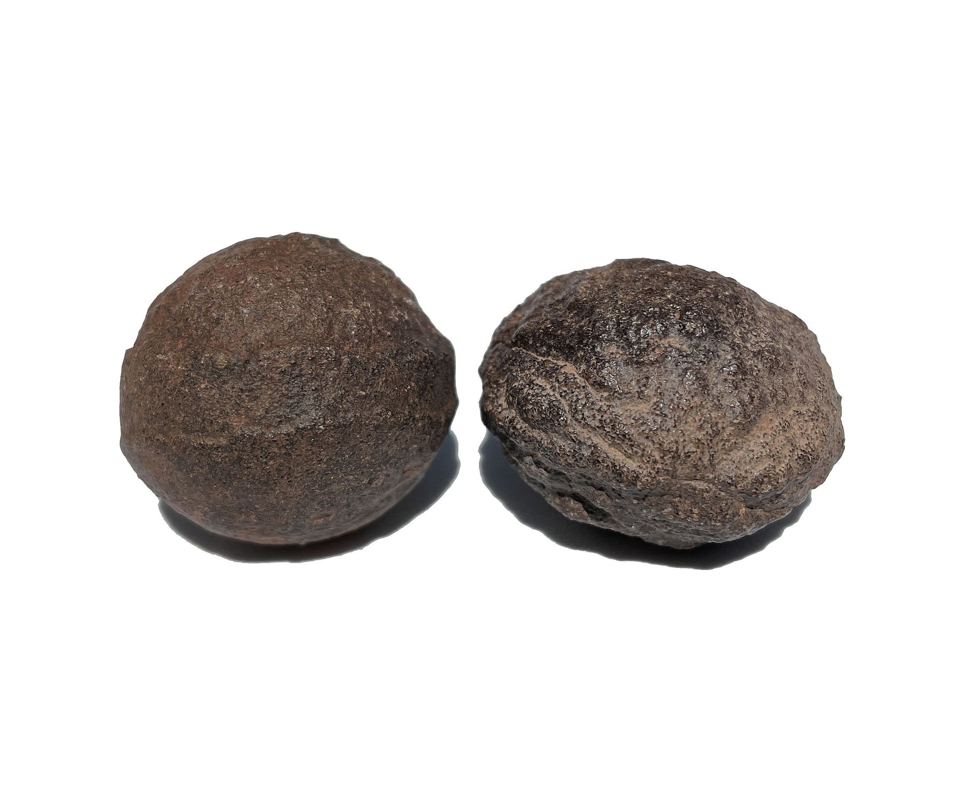 Zwei Moqui Marbles Unikate nebeneinander auf weißem Hintergrund