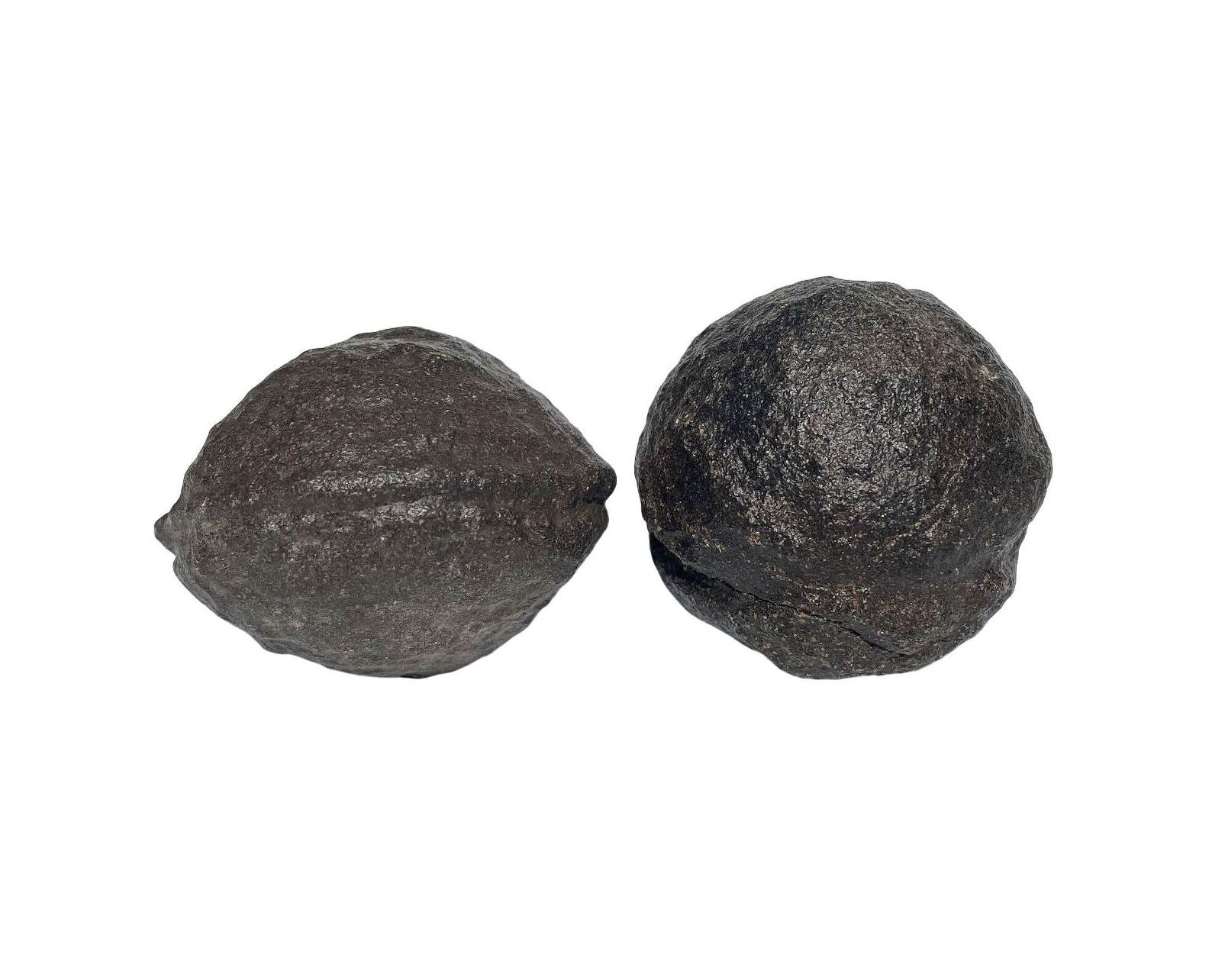 Moqui Marbles in verschiedenen Formen auf weißem Hintergrund