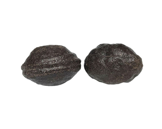 Moqui Marbles paarweise nebeneinander auf weißem Hintergrund