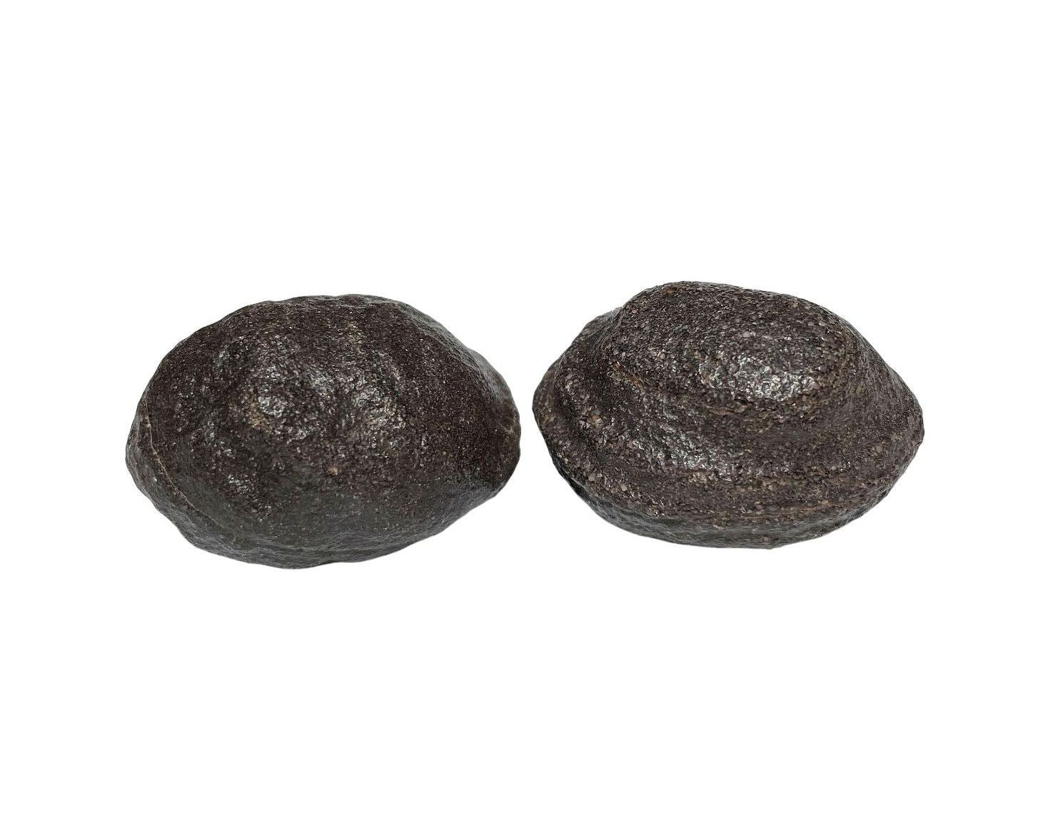 Moqui Marbles in verschiedenen Formen auf weißem Hintergrund