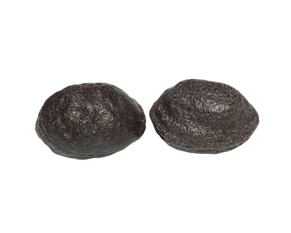 Moqui Marbles in verschiedenen Formen auf weißem Hintergrund