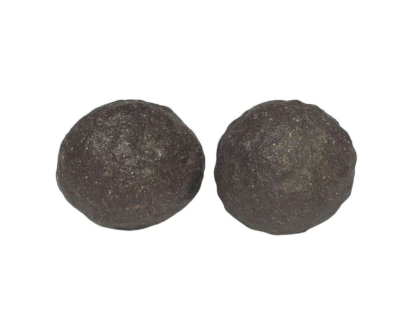 Moqui Marbles paarweise nebeneinander auf weißem Hintergrund