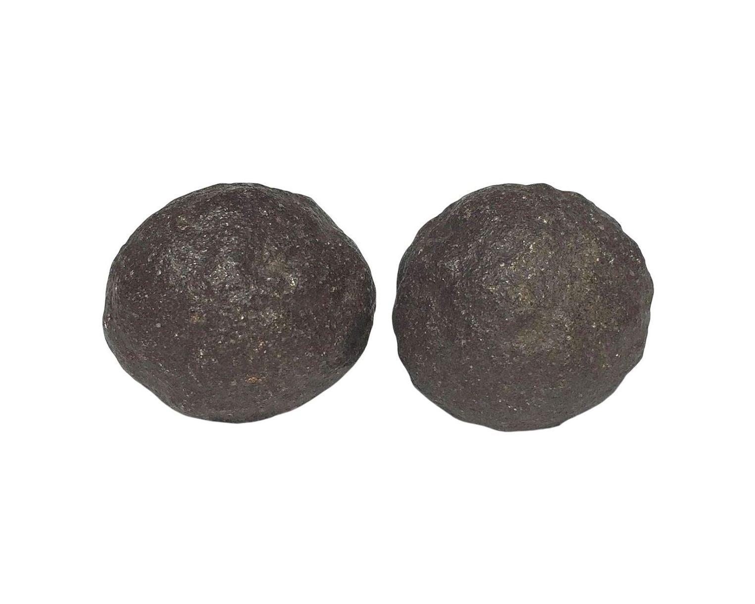 Moqui Marbles paarweise nebeneinander auf weißem Hintergrund